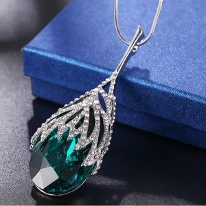 Green hollow tear drop necklace